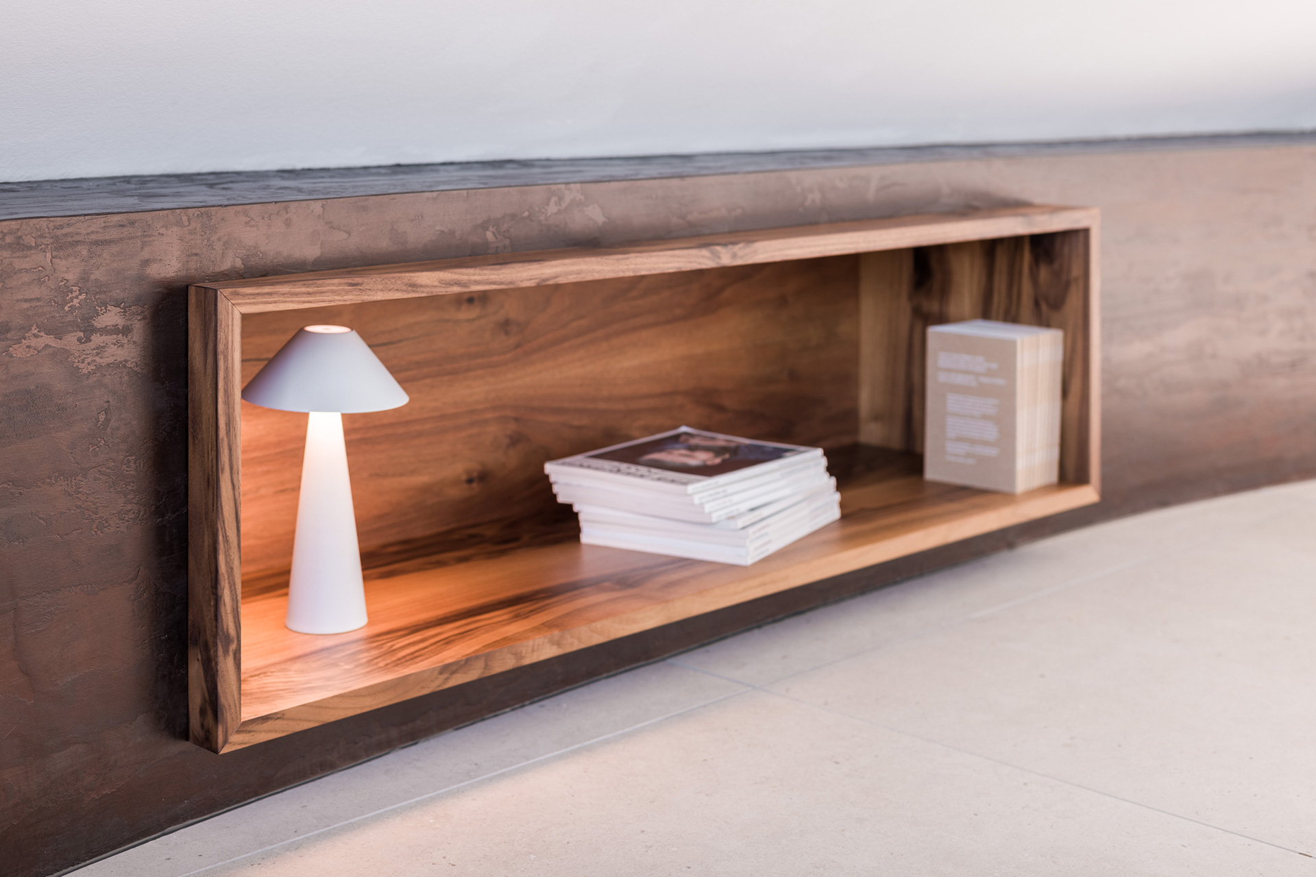 Super harmonische Farbkombination aus Nussbaum und Bronzespachtel - schönes Möbeldesign von Liebwerk.