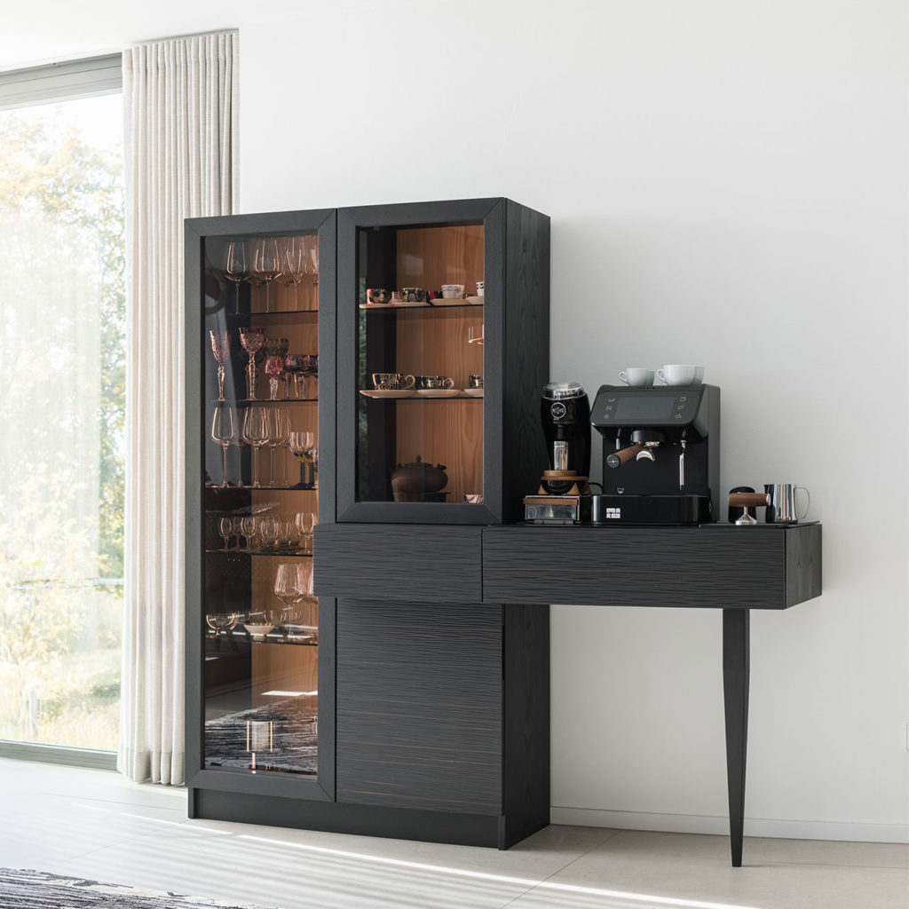 Traumhaft schöne Vitrine mit integrierter Kaffeestation - ein Meisterstück von Liebwerk, der Schreinerei für schönes Wohnen am Bodensee. 