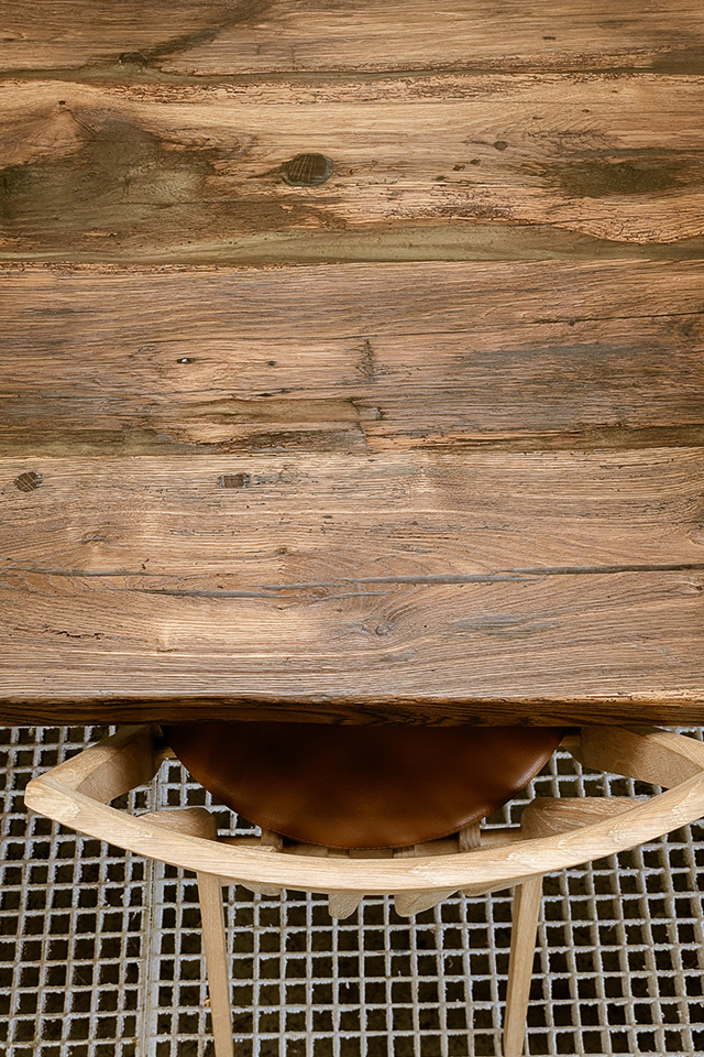 Altholz ist eine gute Wahl für rustikale Esstische nach Mass.