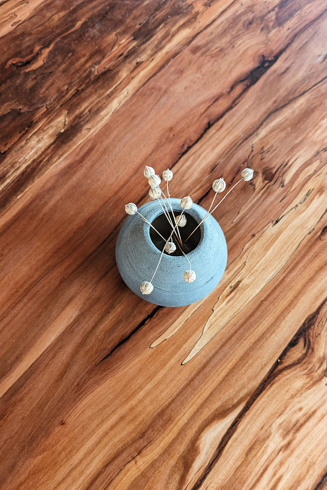 Die Struktur und Färbung vom Apfelbaum Massivholz sind sehr besonders und bestens geeignet für Tischplatten.