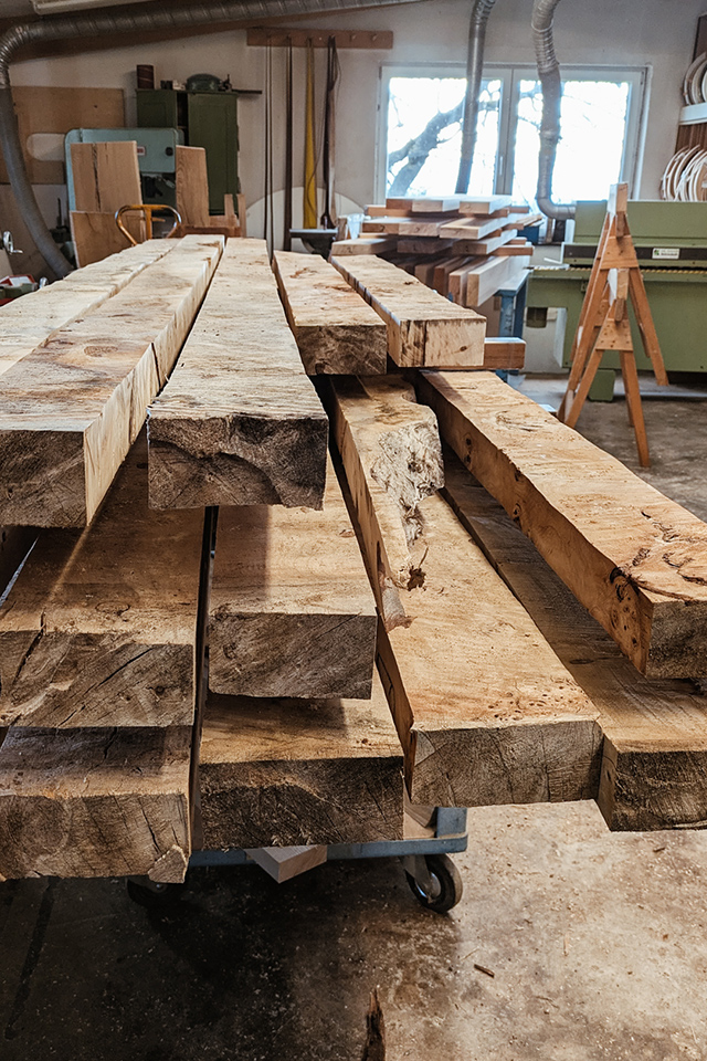Aus rohren Holzbohlen der Maserpappel wird bei Liebwerk Schreinerei ein edler Tisch gefertigt.