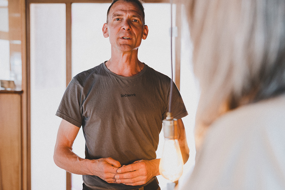 Der Chef von Liebwerk berät persönlich seine Kunden beim Tischkauf.