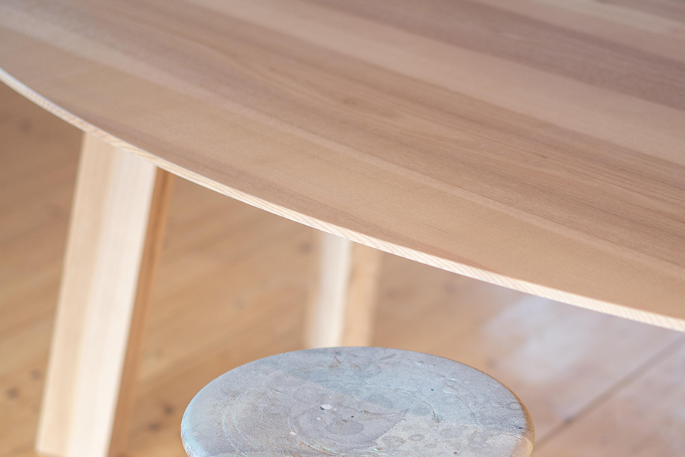 Besondere Tischformen - dafür ist die Schreinerei Liebwerk bekannt. Es muss nicht immer eckig oder rund sein.