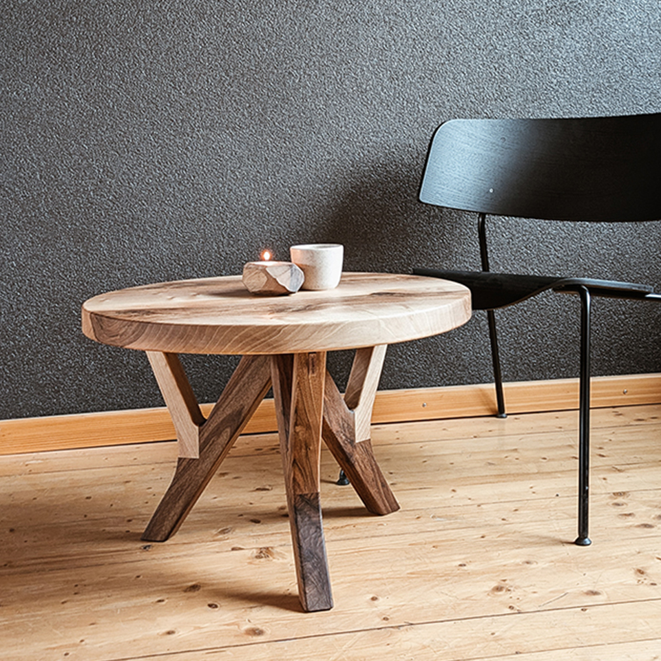 Liebwerk Manufaktur hat mal wieder einen schönes Unikat gebaut: Couchtisch aus Nussbaum Massivholz.