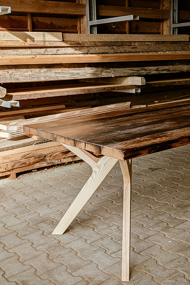 Tische auf Mass werden individuell in der Werkstatt von Liebwerk am Bodensee gefertigt.