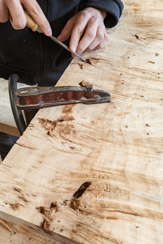 In Handarbeit entsteht bei Liebwerk Schreinerei ein individueller Tisch