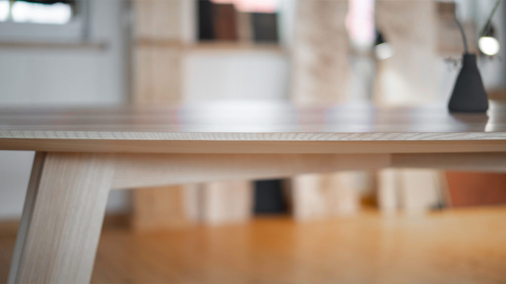 Schlankes Kantenbild am Esstisch in heller Esche - super elegant gelöst von Liebwerk.