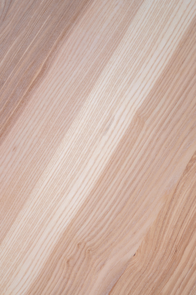 Das Massivholz der Esche zeichnet sich durch eine schlichte Maserung im skandinavischen Look aus.