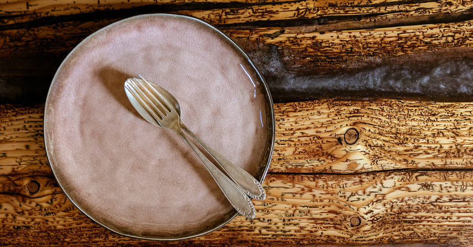 Der Esstisch aus Fiche Altholz mit Glitzereffekt ist ein Highlight von Tischhersteller Liebwerk.