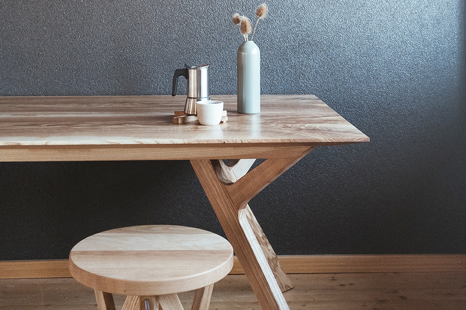 Esstische nach Mass aus Esche Massivholz mit Schweizer Kante werden von Tischdesigner Liebwerk  besonders filigran gestaltet.