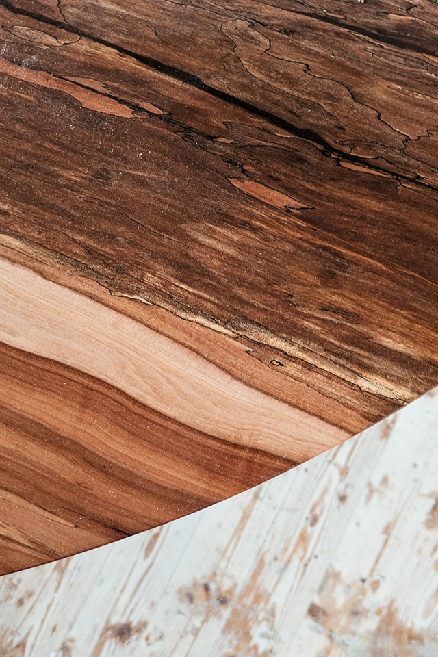 Nur für Mutige: Ein Esstisch aus dem roten Obstholz vom Apfelbaum - da hat Liebwerk ein Statement gesetzt.