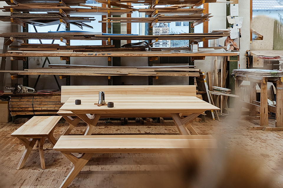 Esstisch mit Bank handgefertigt in der Manufaktur von Liebwerk - Beratung und Verkauf finden hier meist in der Werkstatt statt.