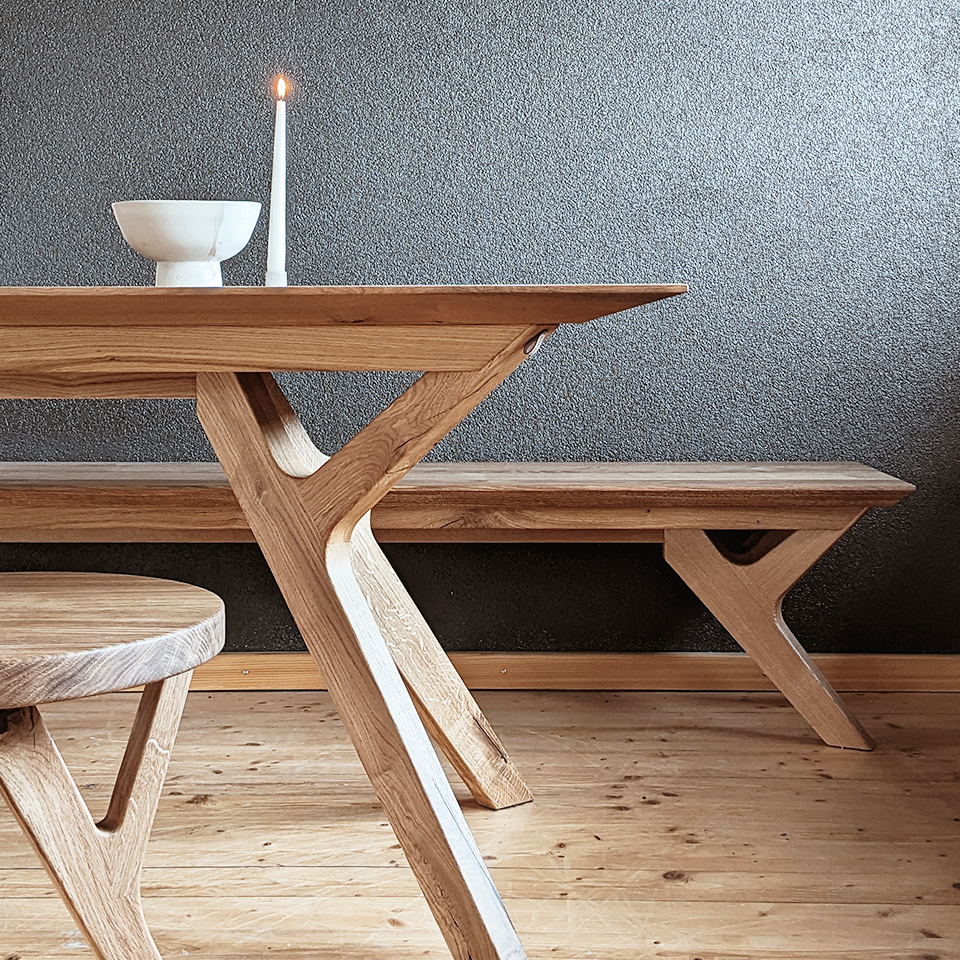 Schönes Ensemble fürs Esszimmer von Liebwerk am Bodensee, bestehend aus Tisch, Bank und Hocker aus Esche Massivholz