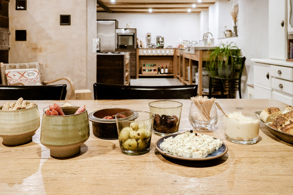 Am gedeckten Tisch aus Eiche Massivholz auf Maß gefertigt von der Liebwerk Schreinerei lässt es sich schmecken