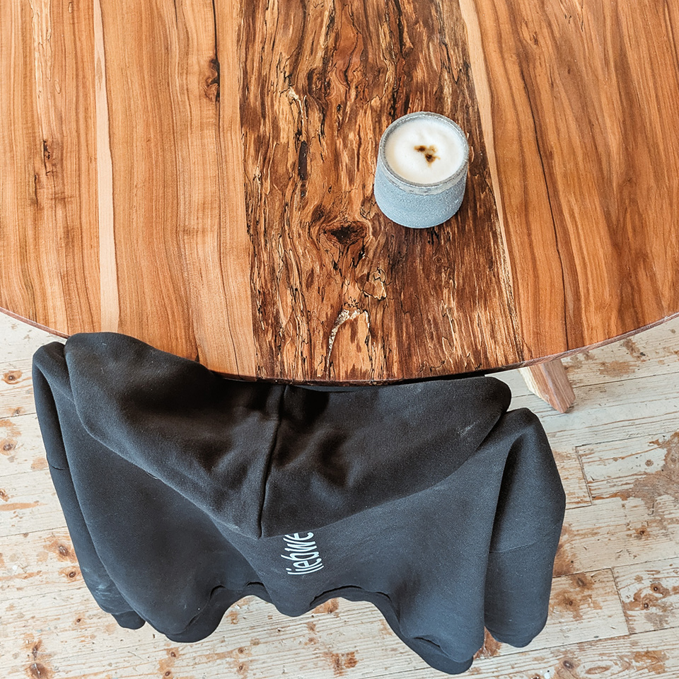 Ein Hand Made Esstisch von Liebwerk - Apfelbaum Massivholz mit richtig toller Maserung