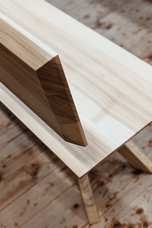 Eine Holzbank mit Rückenlehne, wie die von Liebwerk Schreinerei, ist bequem und bietet viel Platz für die Gäste am Esstisch.