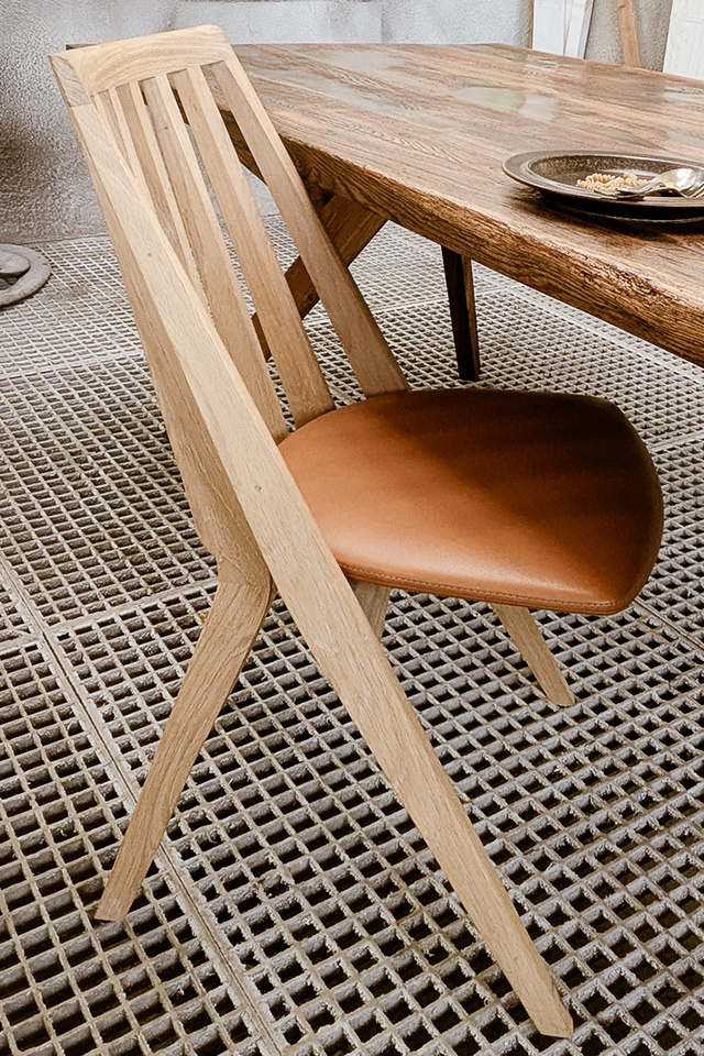 Ein Holzstuhl aus Eiche mit Lederpolster ist ein zeitloses Pendant zum Esstisch von Liebwerk.