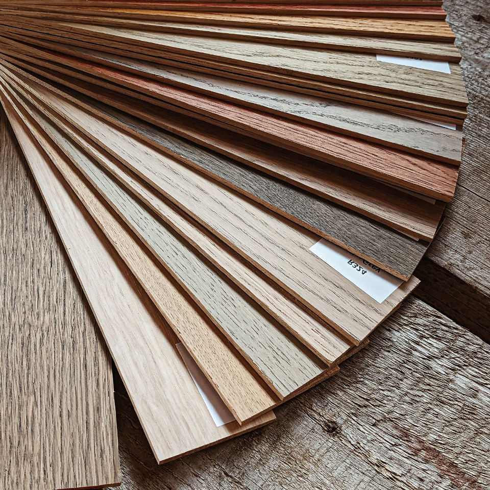 Die Liebwerk Holztisch Manufaktur arbeitet zur Oberflächenbehandlung mit natürlichen Ölen und vielen verchiedenen Farben.