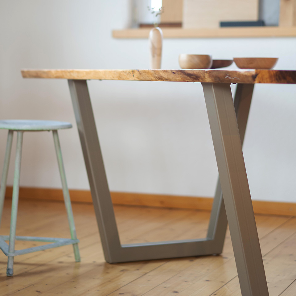 Individueller Tisch aus Nussbaum mit Stahlgestell in Kundenfarbe - wie immer ein schickes Teil von Liebwerk.