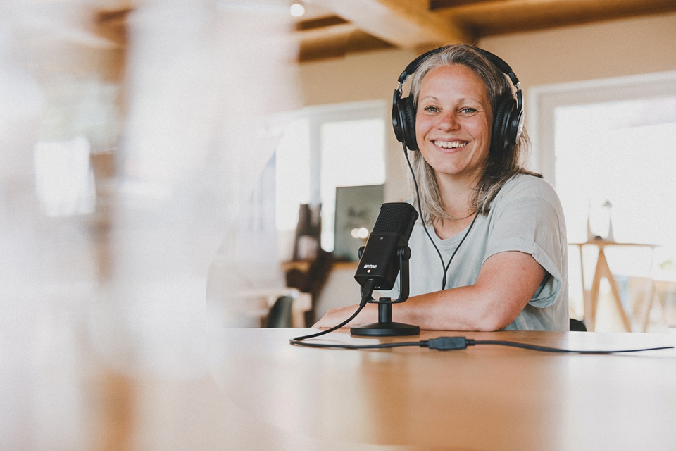 Julia freut sich über eine neue Folge vom Schreinerpodcast Vollholz und Herz von Liebwerk.