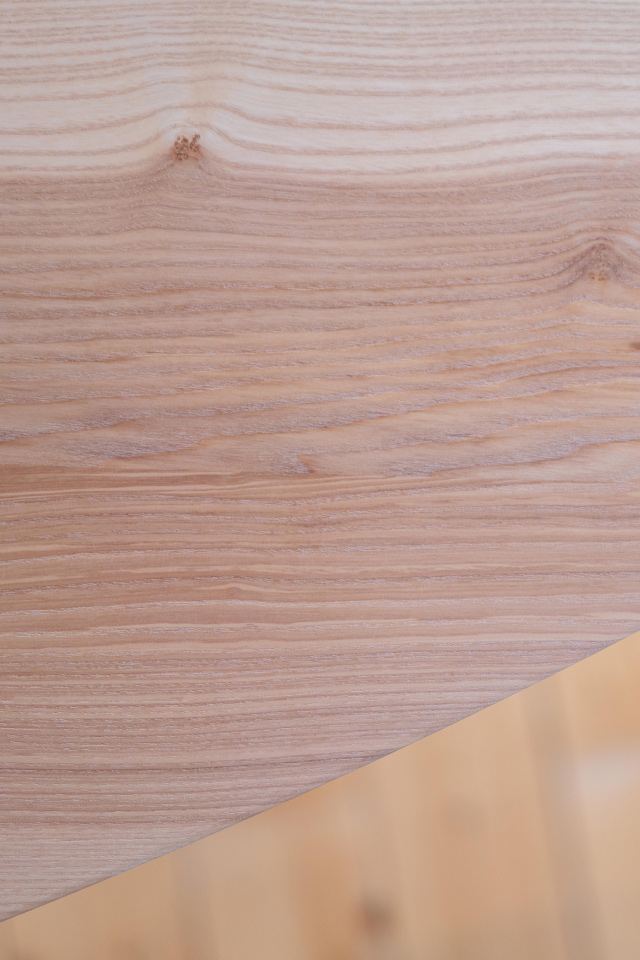 Die Kernesche zeichnet sich durch eine besondere Färbung aus ist damit wie gemacht für die Tische von Liebwerk