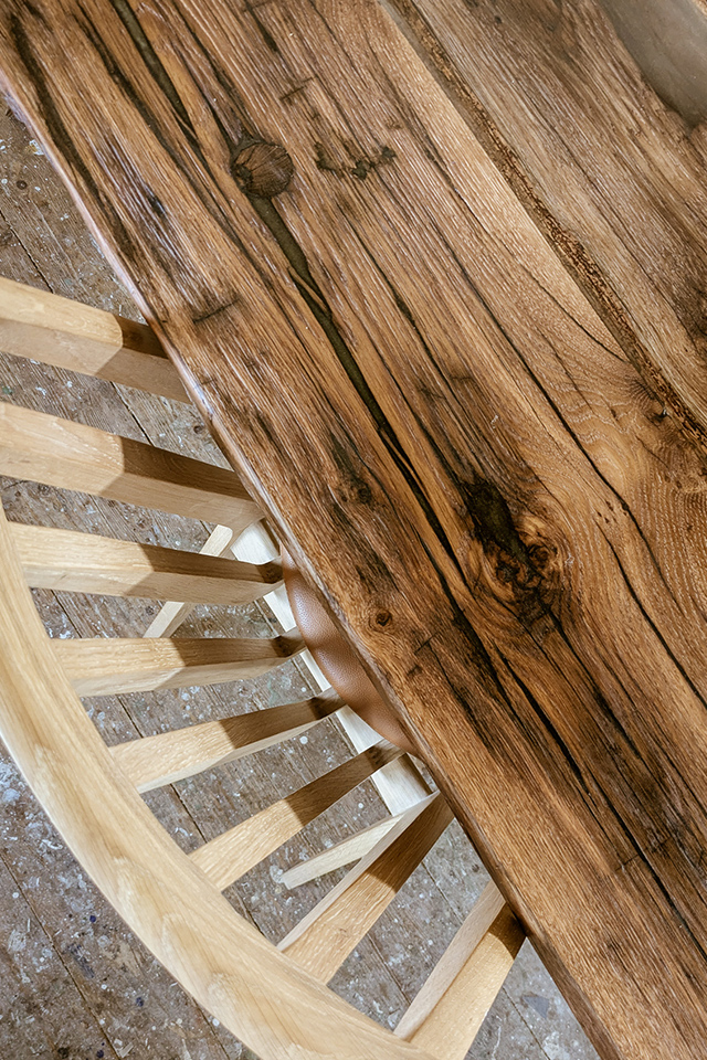 Dieser Massivholztisch aus Eiche Altholz ist ein echtes Premium Stück von Liebwerk Schreinerei