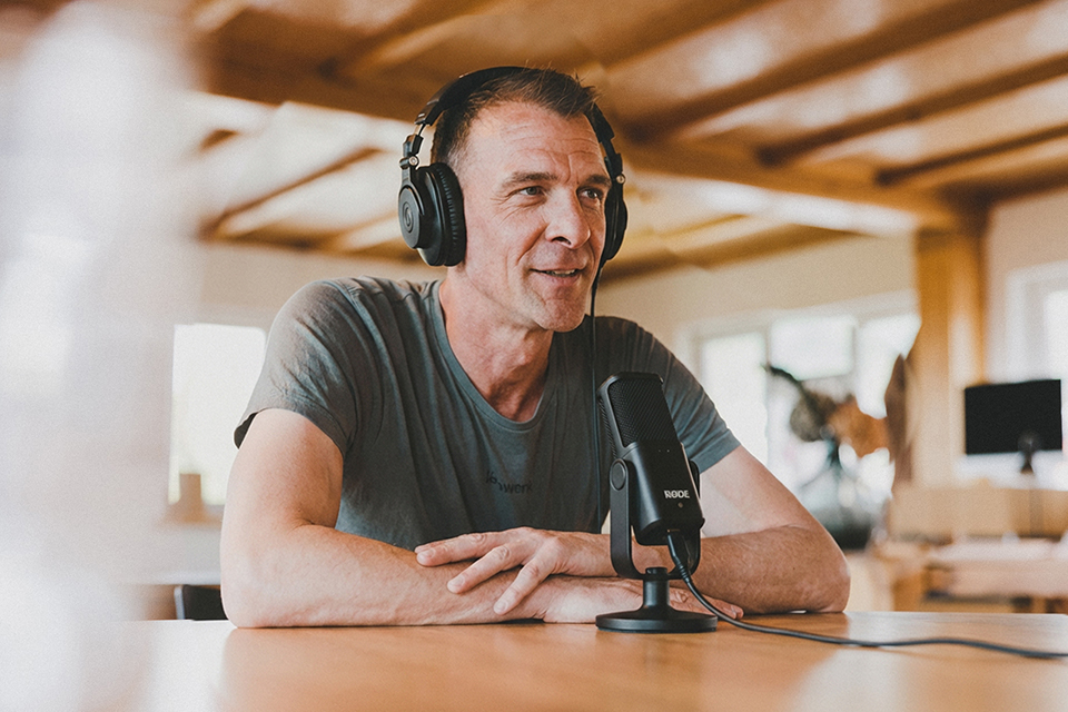 Roland nimmt eine Folge für den Schreiner Podcast Vollholz und Herz von Liebwerk auf.