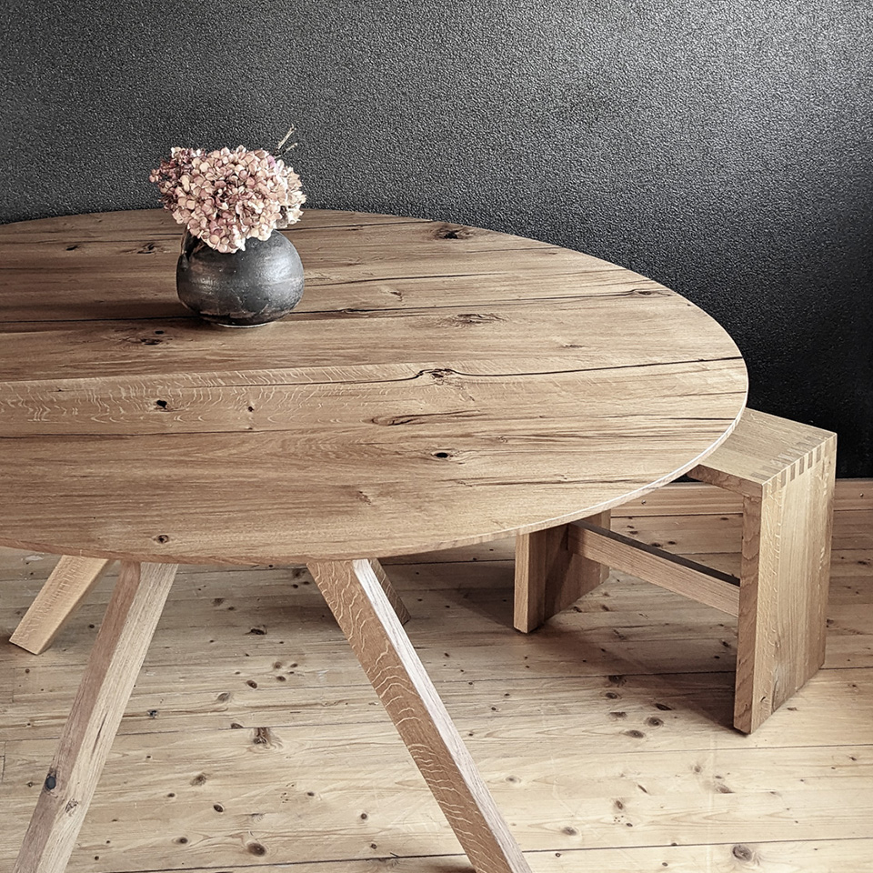 Liebwerk Schreinerei weiß: Runde Tische nach Maß passen auch in kleine Räume.