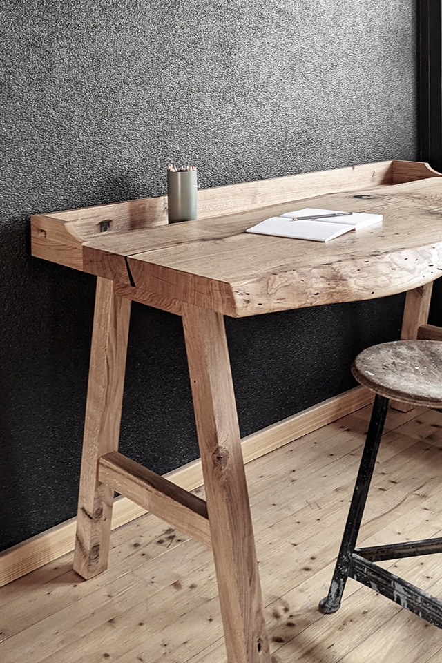 Schöner Schreibtisch aus Eiche Massivholz mit markanter Baumkante von Liebwerk in Salem
