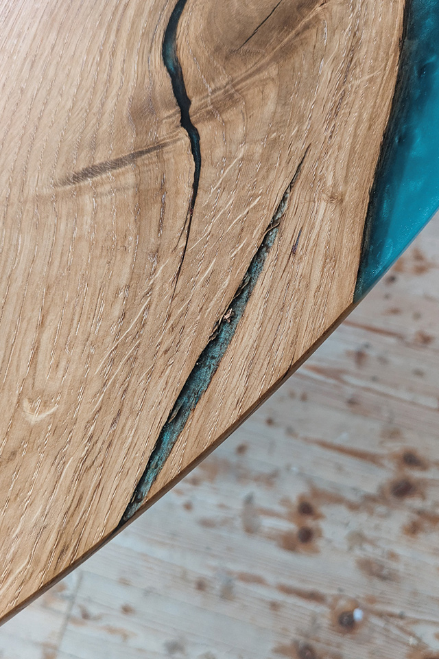 Der Tisch aus Eich mit türkis farbenem Epoxidharz ist ein garantierter Hingucker in jedem Esszimmer.