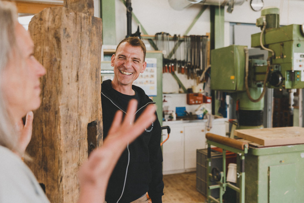 Bei de Schreinerei Liebwerk in Salem wird der Tischkauf zum Erlebnis in der Werkstsatt.
