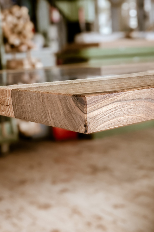 Immer eine gute Wahl ist eine 40 mm dicke Tischplatte mit gefaster Kante von Liebwerk