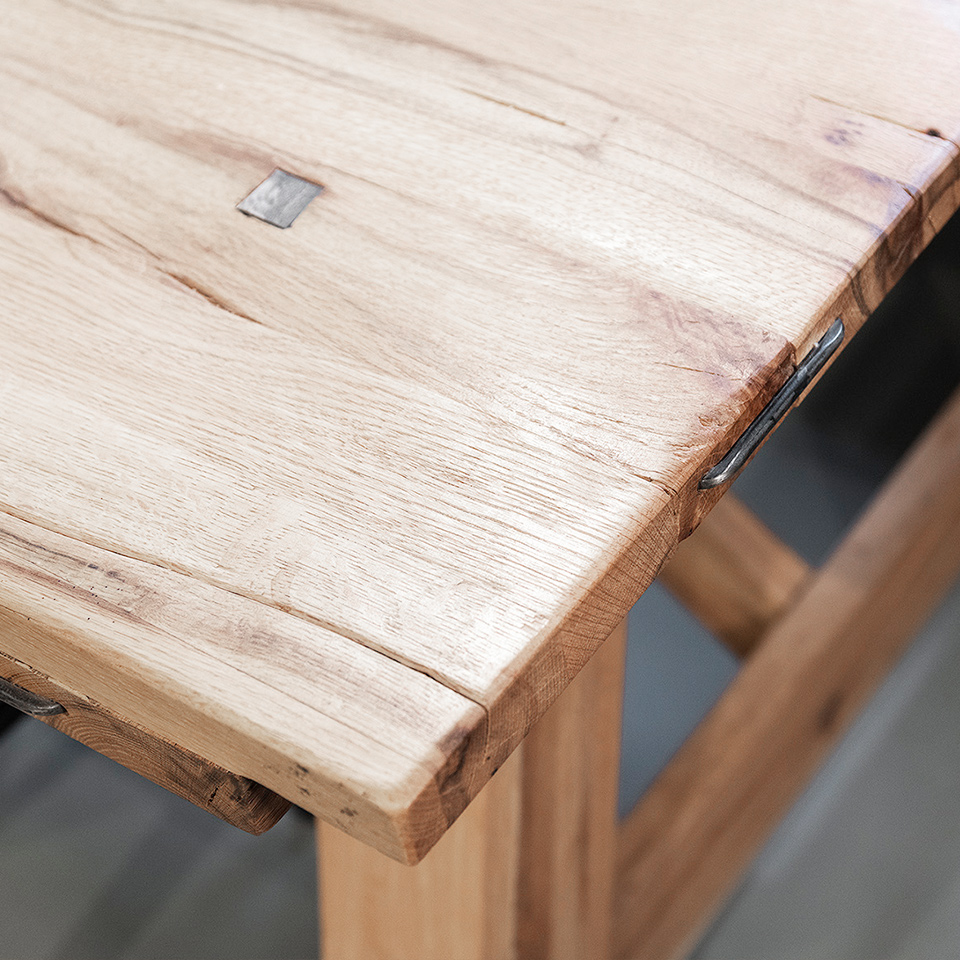 Der handwerkliche fertigte Tisch von Liebwerk hält ein Leben lang.