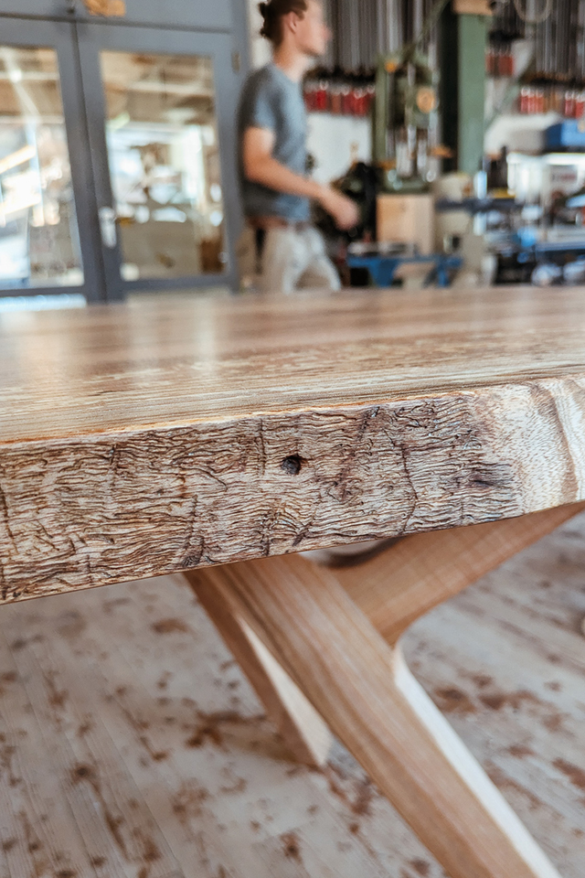 Jeder individuelle Esstisch von der Liebwerk Holztisch Manufaktur wird am Bodensee gefertigt.