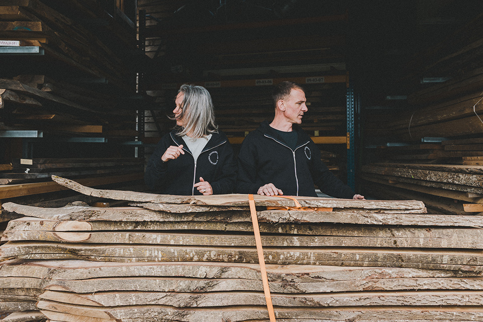 Bei der Schreinerei Liebwerk in Salem gibt es eine riesige Auswahl an Massivholz - da wird jeder Kunde fündig.