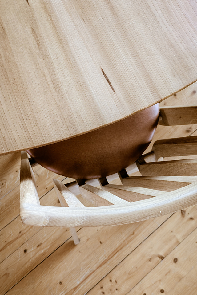 An den großen runden Esstisch aus Rüster von der Liebwerk Schreinerei passt die ganze Familie.