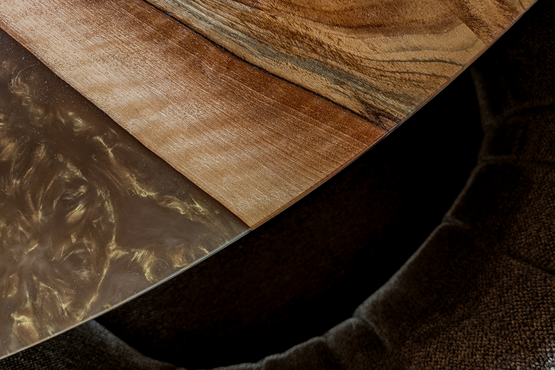 Stilvolle Tische nach Maß aus der Holztisch Manufaktur Liebwerk am Bodensee sind besonders edle Stücke.