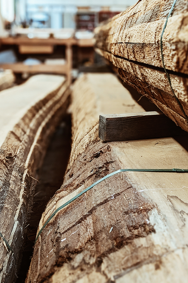 Vom Baumstamm zum Holzisch - bei Liebwerk Schreinerei werden alle Arbeitsschritte ausgeführt.