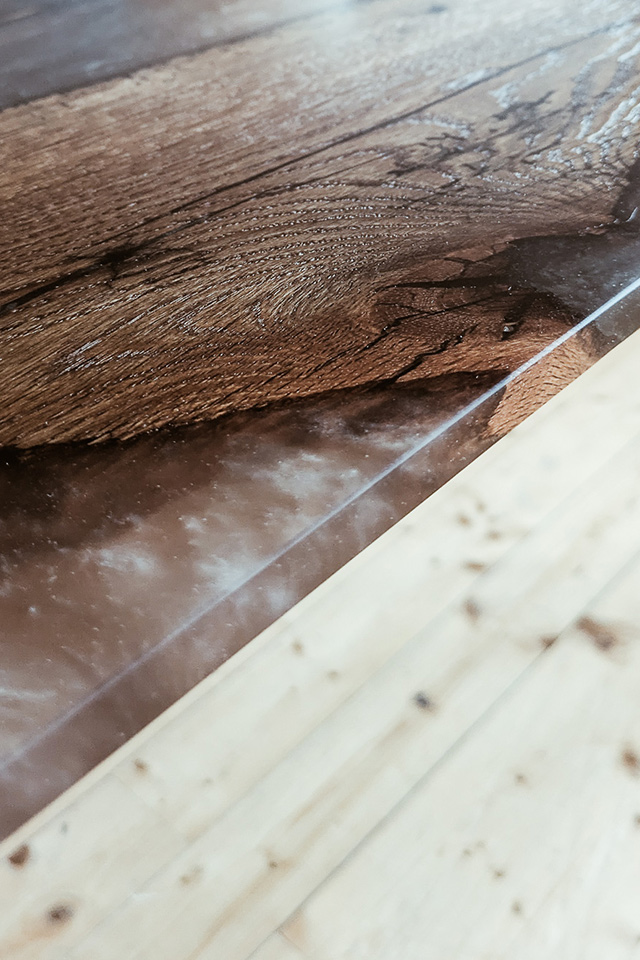 Altholz in Kombination mit Epoxidharz in Perlmutt Glow wirkt sehr hochwertig - designed by Liebwerk am Bodensee