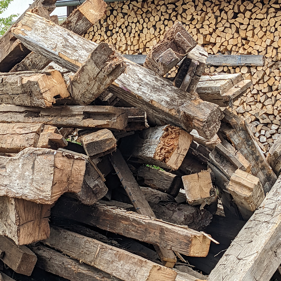 Altholzbalken zur Weiterverarbeitung zu tollen Tischen von Liebwerk