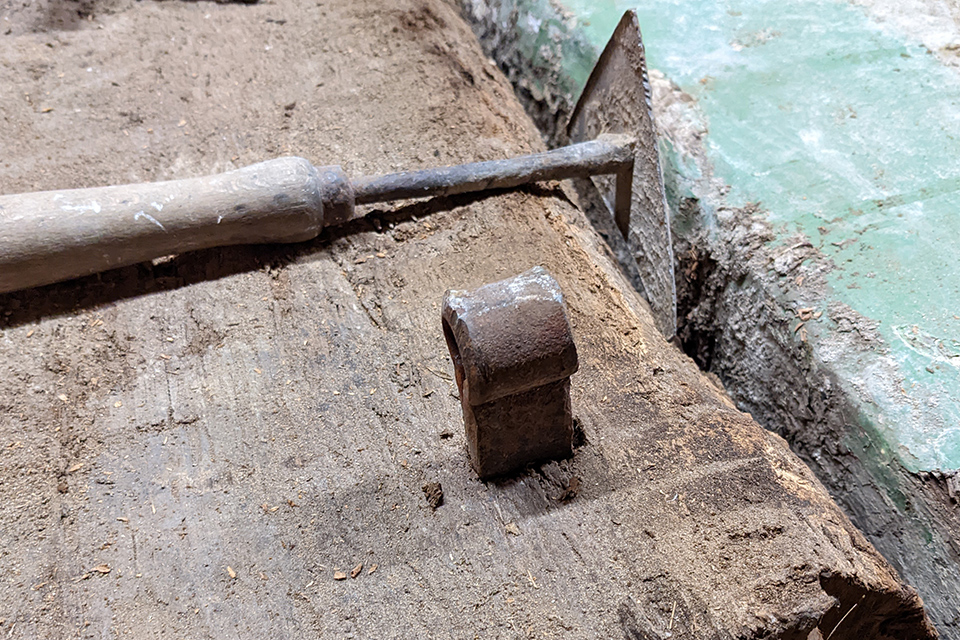 Aus uralten Altholzbalken werden bei Liebwerk Schreinerei tolle Designmöbel