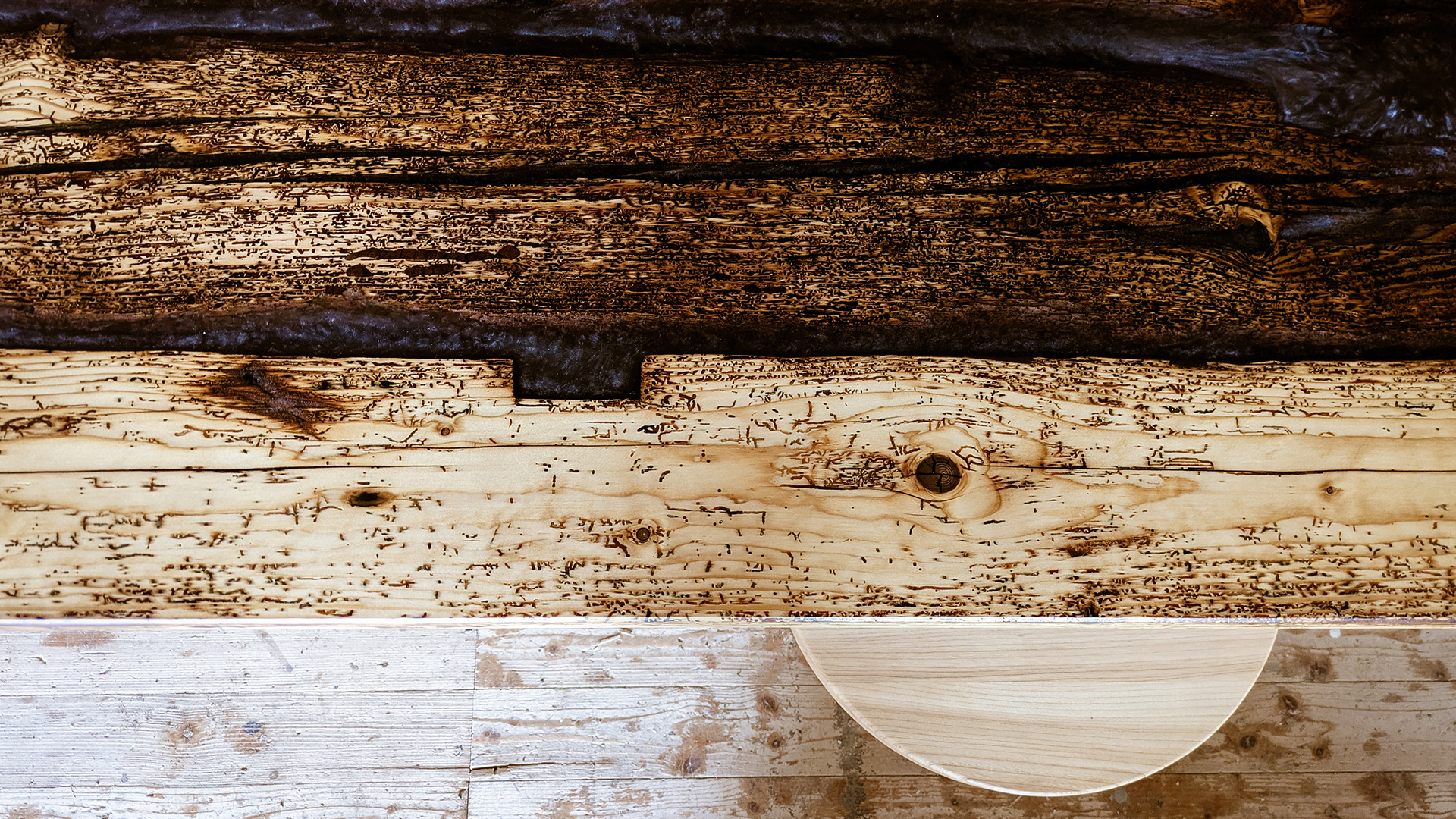 Ausdrucksstarke Tischplatte mit Wurmloch aus Fichte Altholz - handgefertigt von Liebwerk Schreinei