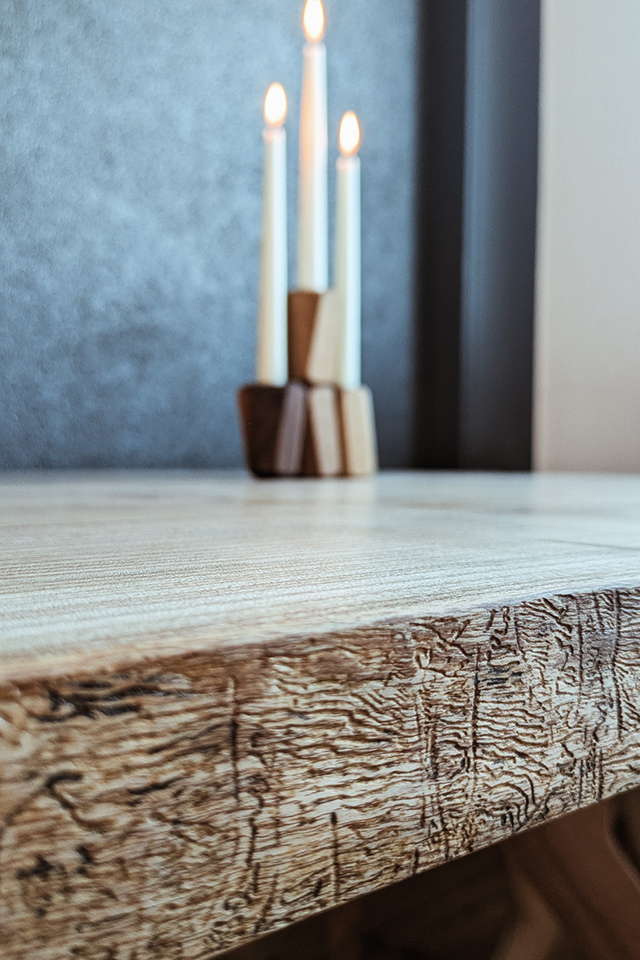 Baumkante mit leichter Rindenstruktur - der Tische ist ein Unikat von Liebwerk.