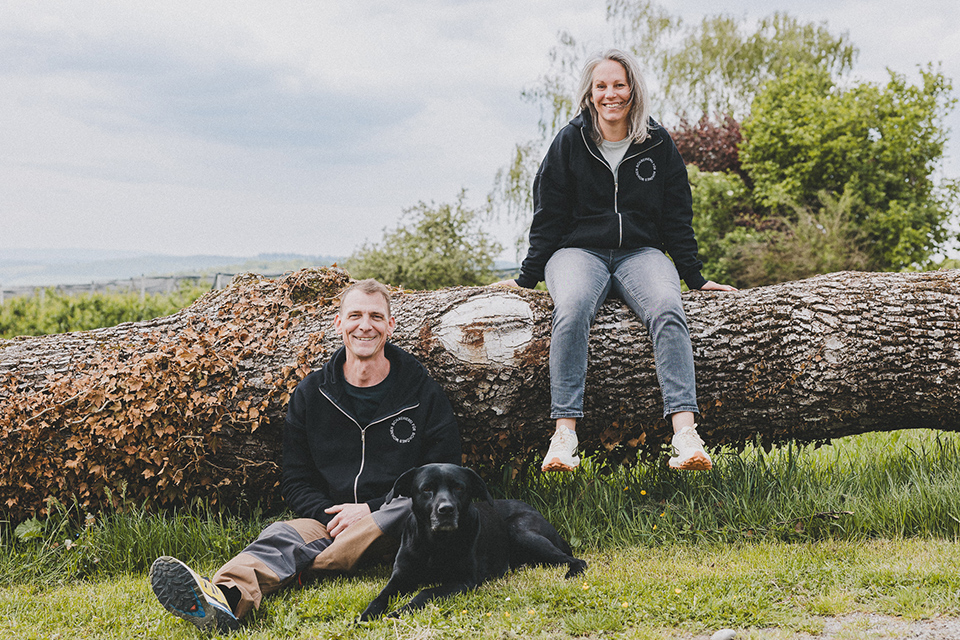 Vom Baumstamm zum Tisch: Die Baumkantentisch von Liebwerk bringen Natur ins Haus.