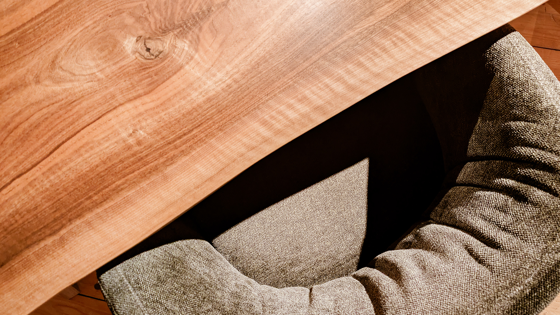 Licht und Schatten im Tisch aus Altholz von Liebwerk - ein echtes Kunstwerk