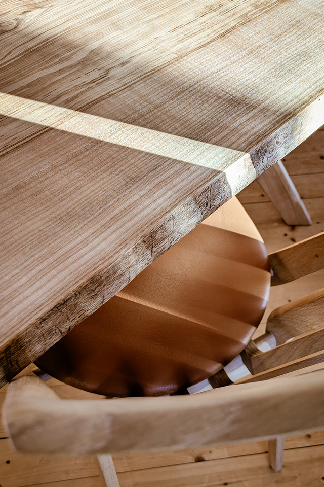 Der Baumkantentisch aus Esche hat noch die originale Baumkante - gut umgesetzt von Liebwerk Schreinerei