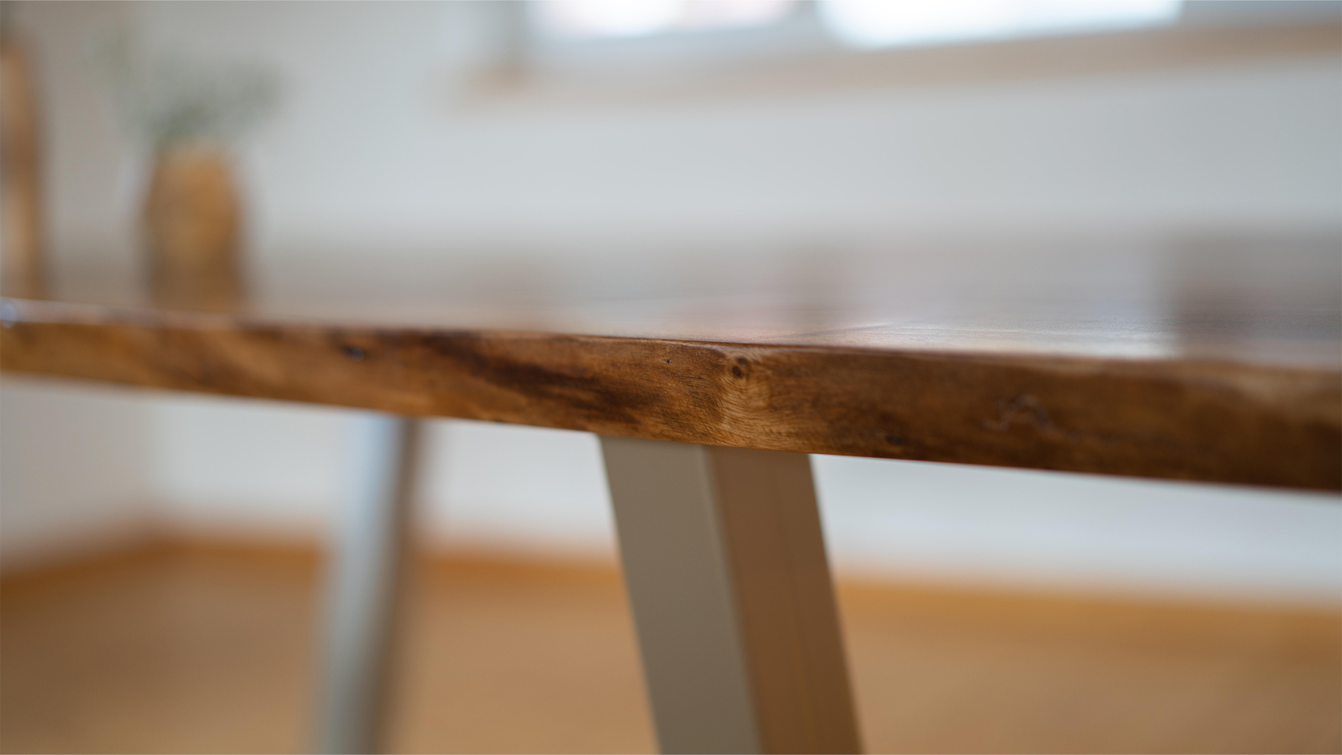 Licht und Schatten im Tisch aus Altholz von Liebwerk - ein echtes Kunstwerk