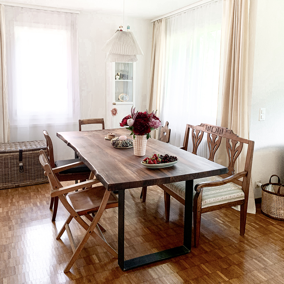 Der Baumkantentisch aus Nussbaum macht im Esszimmer eine super gute Figur