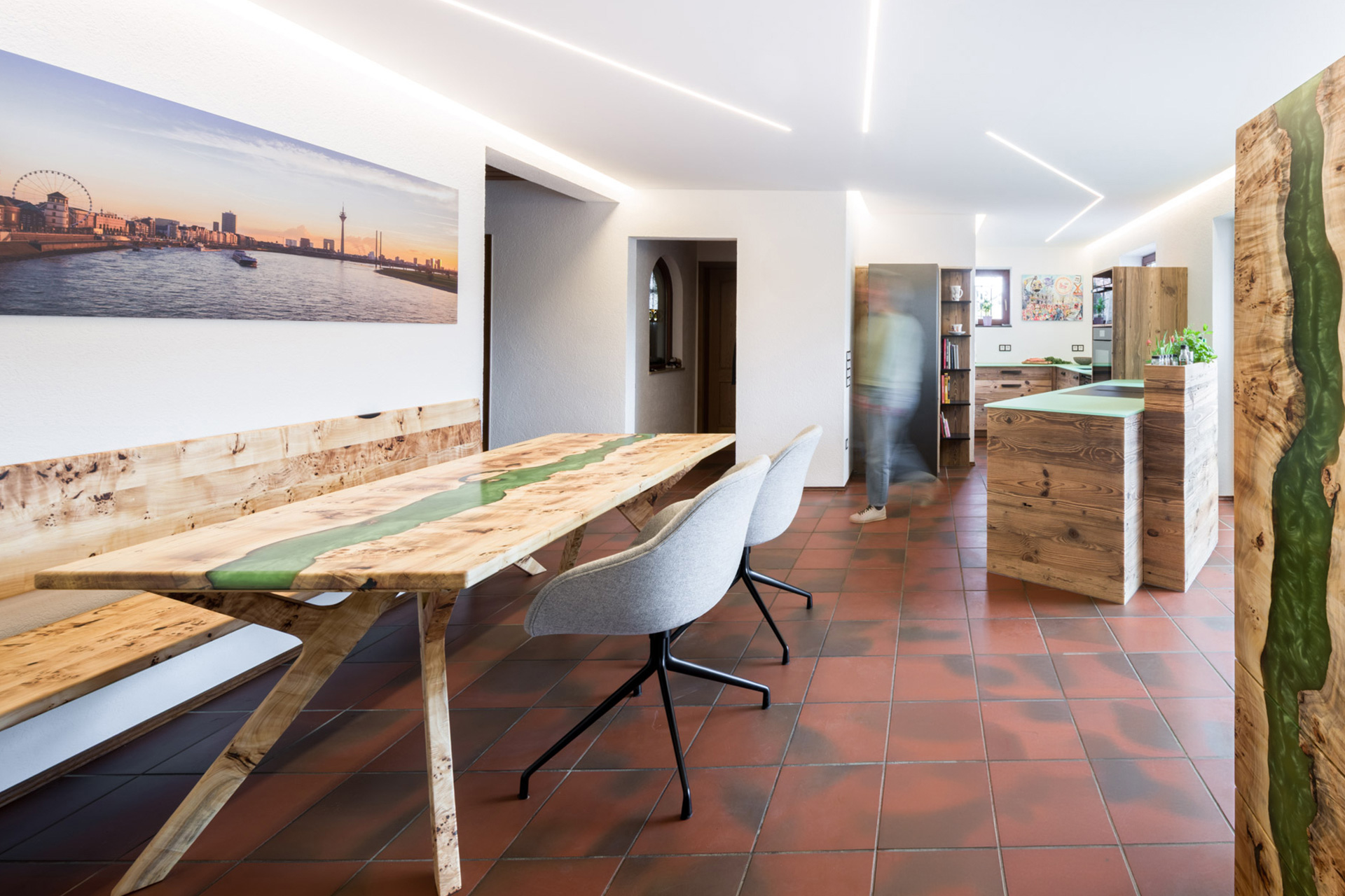 Der Küchentisch aus Maserpappel von der Liebwerk Schreinerei ist der tägliche Mittelpunkt für die ganze Familie