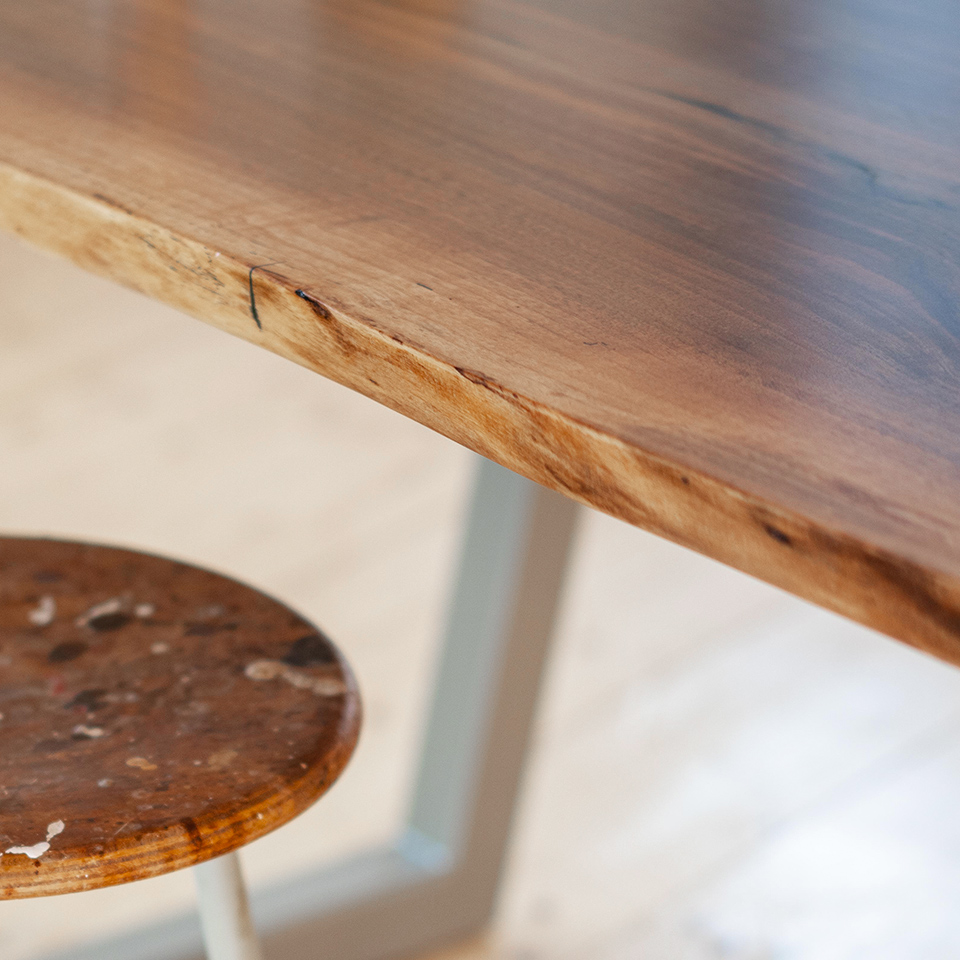 Der Tisch aus Nussbaum mit organischer Baumkante ist absolut zeitlos.